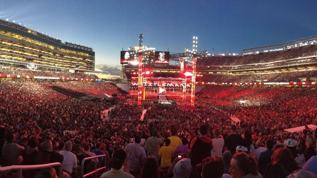 The number of spectators who attended Wrestlemania 31 totaled 76,976. That is the equivalent of 41 sold-out performances of Wicked on Broadway.