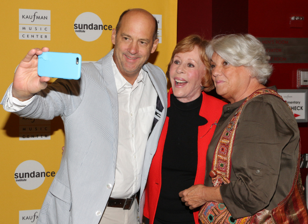 Anthony Edwards takes a selfie with Carol Burnett and Tyne Daly.
