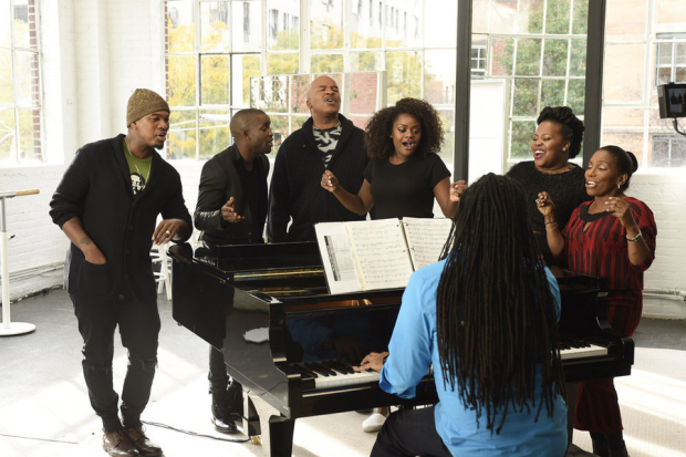 Ne-Yo, Elijah Kelley, David Alan Grier, Shanice Williams, Amber Riley, and Stephanie Mills sing around the piano.