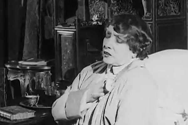 Even after her leg was amputated, Sarah Bernhardt continued to learn all her lines without the help of an earpiece. 