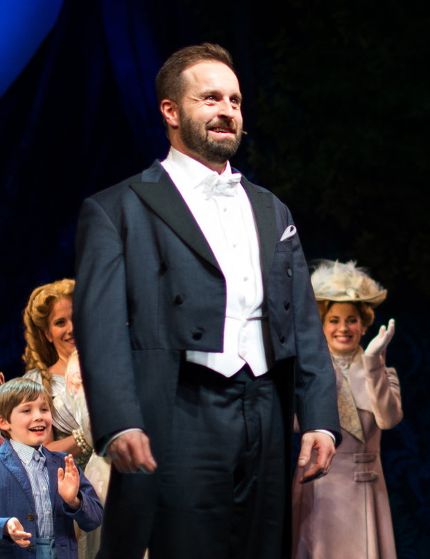 Alfie Boe takes his first bow as J.M. Barrie in Broadway&#39;s Finding Neverland.