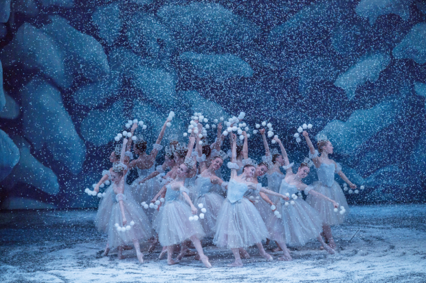 16 dancers play snowflakes in George Balanchine&#39;s The Nutcracker.