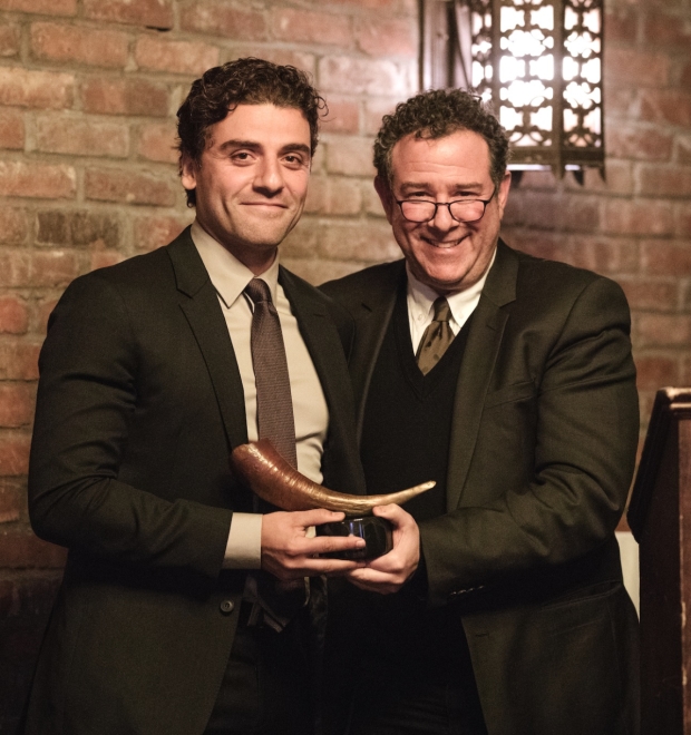 During the evening, Oscaar Isaac received his award from director Michael Greif.