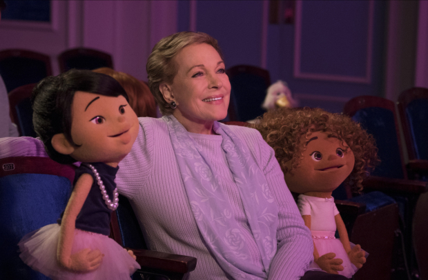 Julie Andrews hangs out with her puppet pals in Netflix&#39;s Julie&#39;s Greenroom.