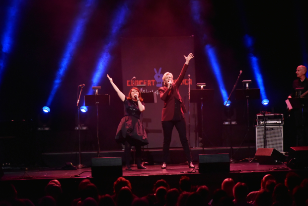 Kate Flannery and Jane Lynch sing a duet.