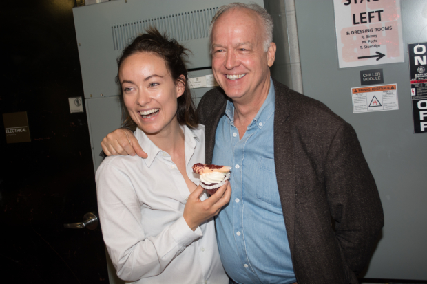 Olivia Wilde and Reed Birney get a laugh out of 1984&#39;s celebratory cupcakes after 101 performances.