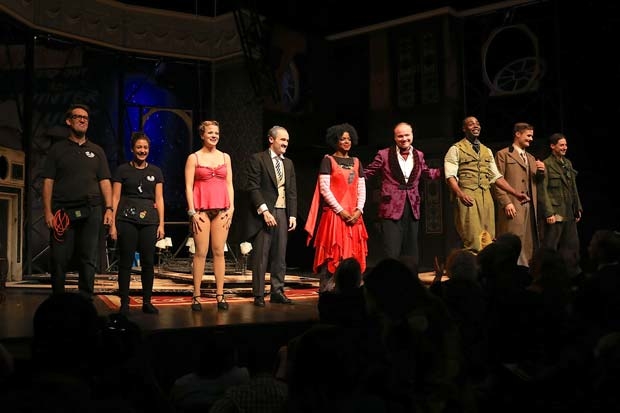 The new cast of Broadway&#39;s The Play That Goes Wrong takes a bow at the Lyceum Theatre.