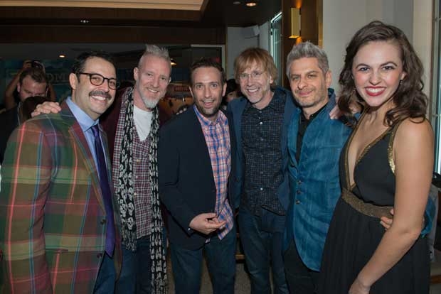 Steve Rosen snags a photo with Chris Barron, David Rossmer, Trey Anastasio, Mike Gordon, and Elizabeth Nestlerode.