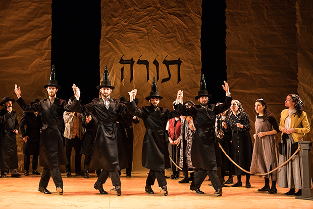 The new Fiddler on the Roof choreography by Staś Kmieć includes the iconic &quot;Bottle Dance&quot; created by Jerome Robbins.