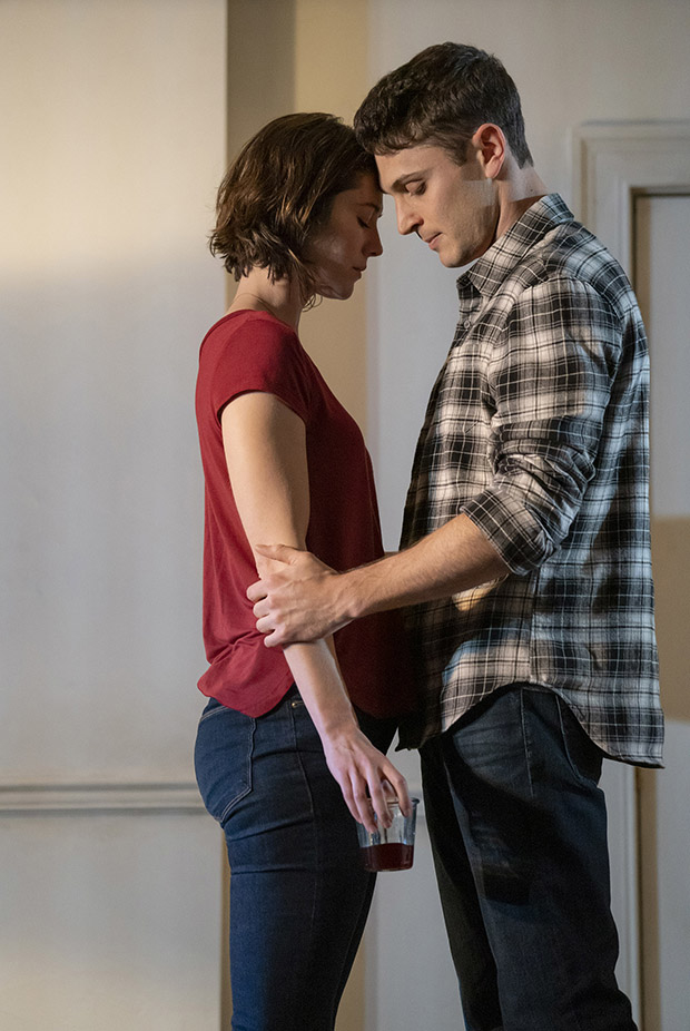 Mary Elizabeth Winstead and Colin Woodell in Dying City.