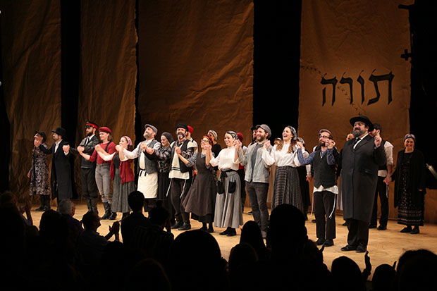 The company of Fiddler on the Roof in Yiddish.