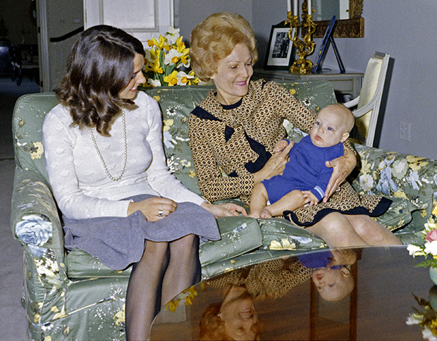 Margaret Trudeau meets with Pat Nixon, who holds a young Justin Trudeau, in 1972.