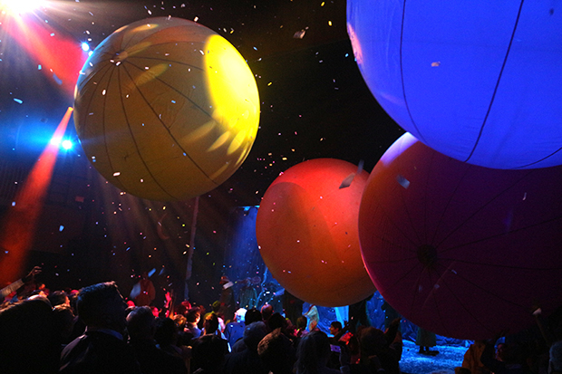 The curtain call of Slava&#39;s Snow Show on Broadway.