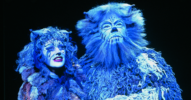 Elaine Paige as Grizabella and Ken Page as Old Deuteronomy in Cats