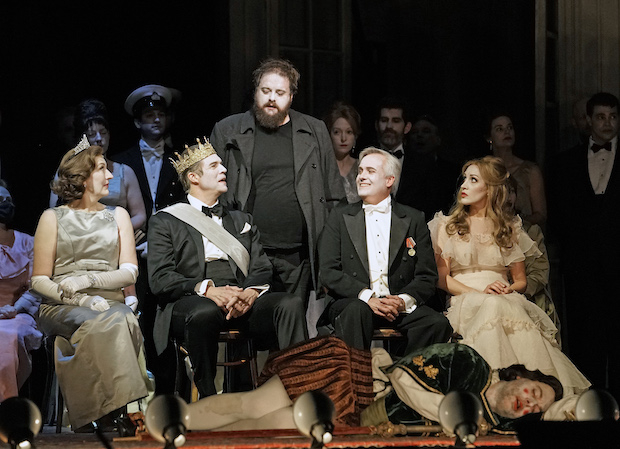Sarah Connolly plays Gertrude, Rod Gilfry plays Claudius, Allan Clayton plays Hamlet, Wiliam Burden plays Polonius, Brenda Rae plays Ophelia, and John Relyea (on floor) plays the Player King in Brett Dean and Matthew Jocelyn&#39;s Hamlet, directed by Neil Armfield, at the Metropolitan Opera.