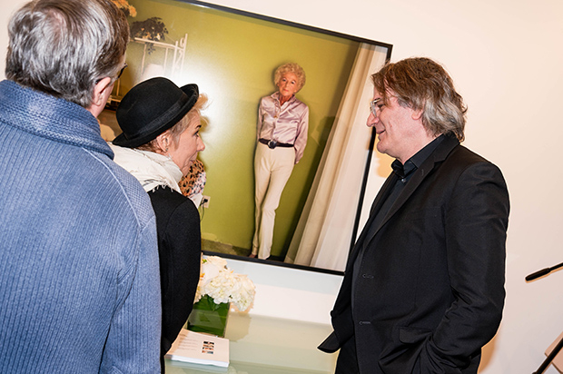 Zoë Wanamaker and director Bartlett Sher with one of Larry Sultan&#39;s photos of his mother