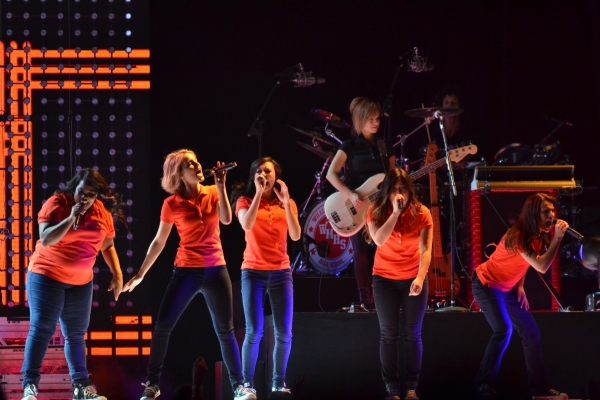 Amber Riley, Dianna Agron, Naya Rivera, Jenna Ushkowitz, and Lea Michele perform in 2011's Glee Live concert.