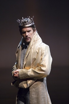 Ethan Hawke as the title character in Broadway&#39;s Macbeth at Lincoln Center&#39;s Vivian Beaumont Theater.
