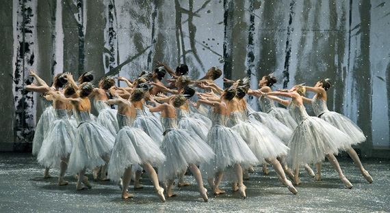 Dancing snowflakes in ABT&#39;s The Nutcracker.