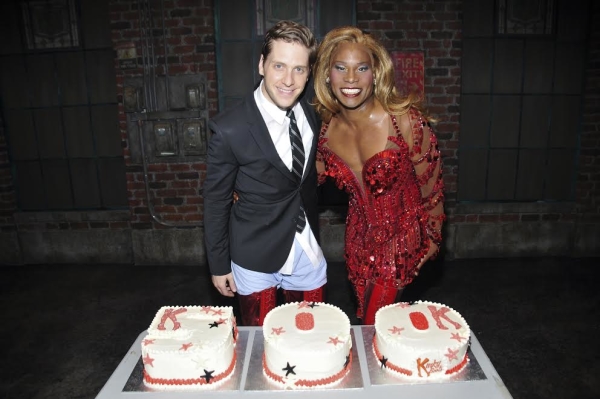 Andy Kelso and Billy Porter pose with the cakes celebrating Kinky Boot&#39;s 500th Broadway performance.