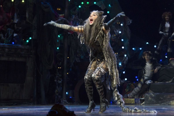 Nicole Scherzinger takes her Cats curtain call on opening night.